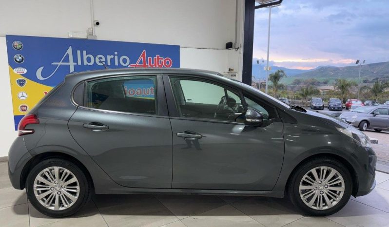 PEUGEOT 208 pieno
