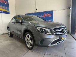 MERCEDES-BENZ GLA 200 pieno