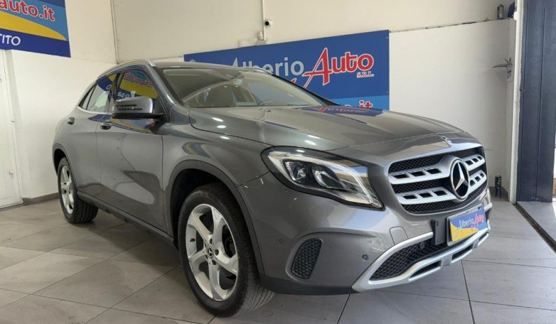 MERCEDES-BENZ GLA 200 pieno