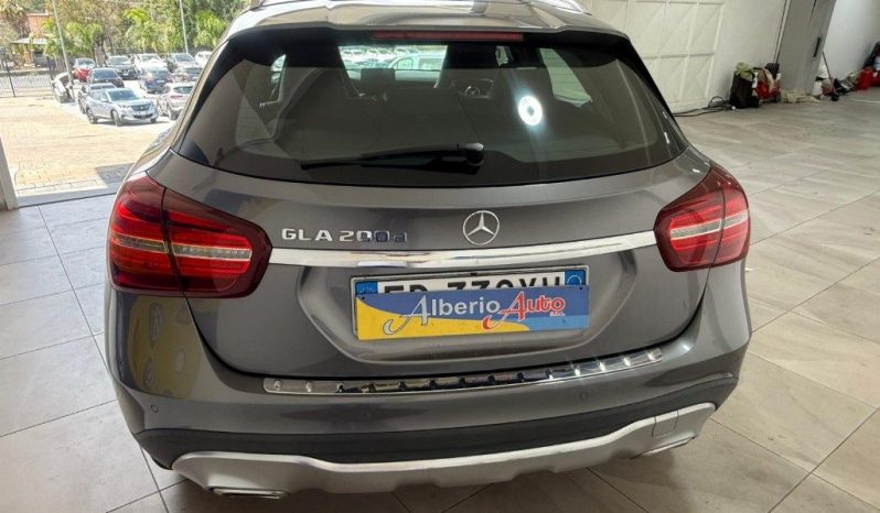 MERCEDES-BENZ GLA 200 pieno