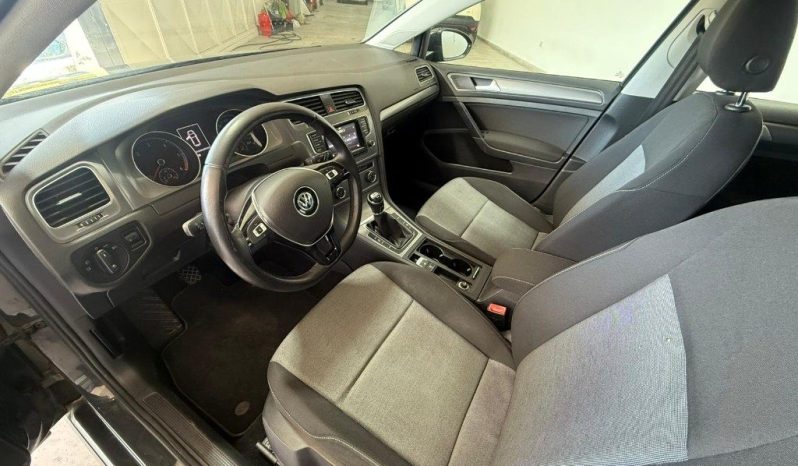 VOLKSWAGEN Golf pieno