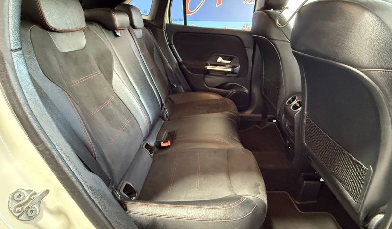 MERCEDES-BENZ GLA 180 pieno