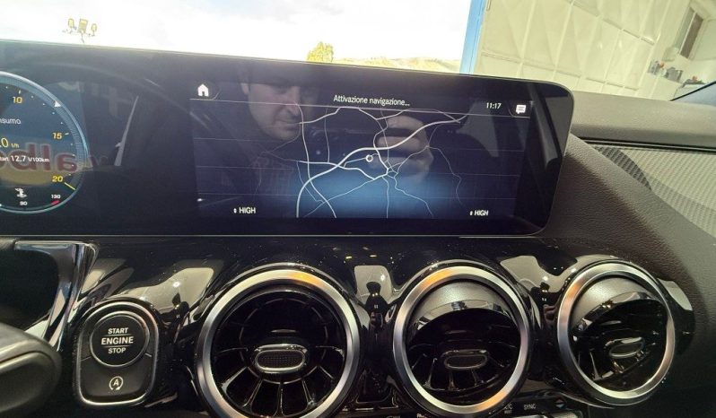 MERCEDES-BENZ GLA 180 pieno