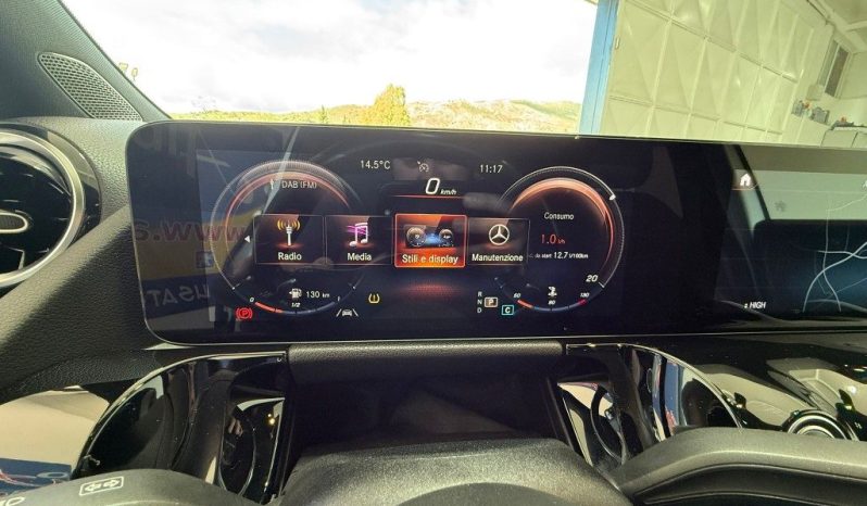 MERCEDES-BENZ GLA 180 pieno