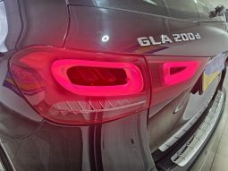 MERCEDES-BENZ GLA 200 pieno