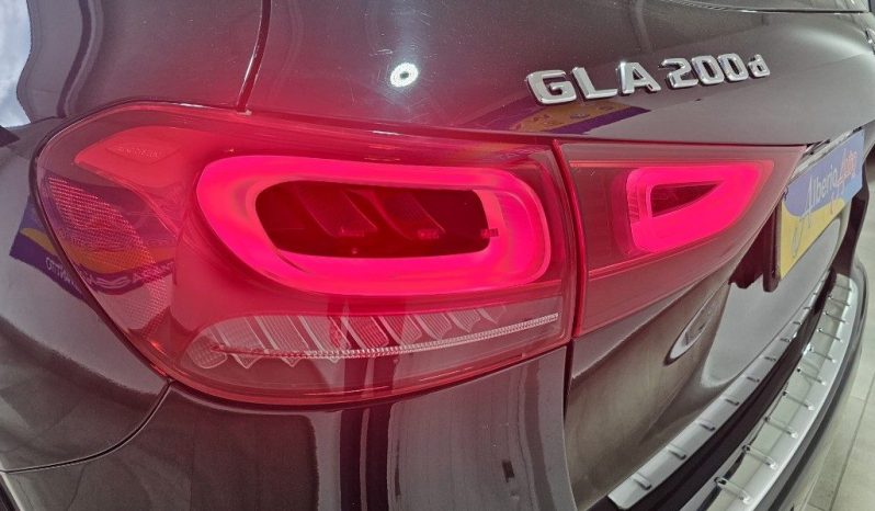 MERCEDES-BENZ GLA 200 pieno