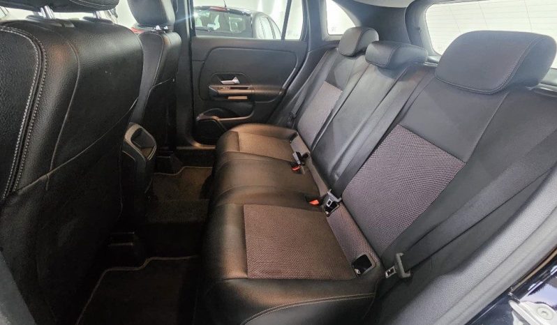 MERCEDES-BENZ GLA 200 pieno