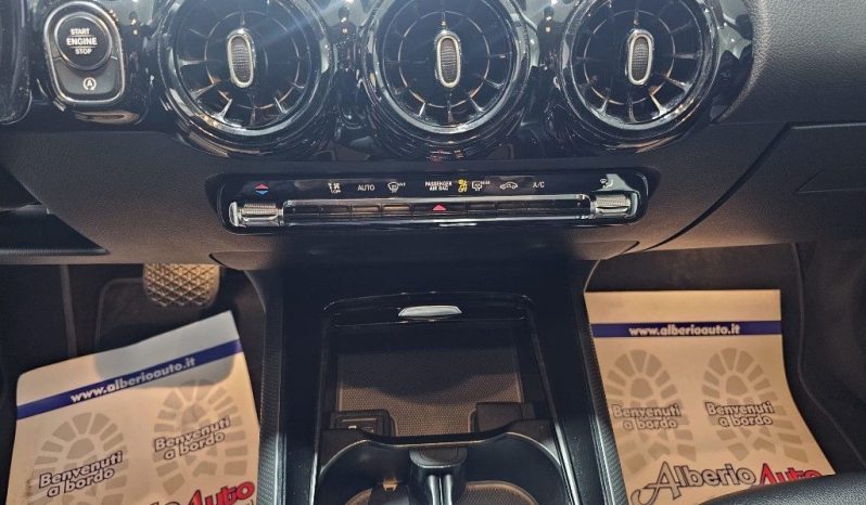 MERCEDES-BENZ GLA 200 pieno