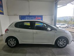 PEUGEOT 208 pieno