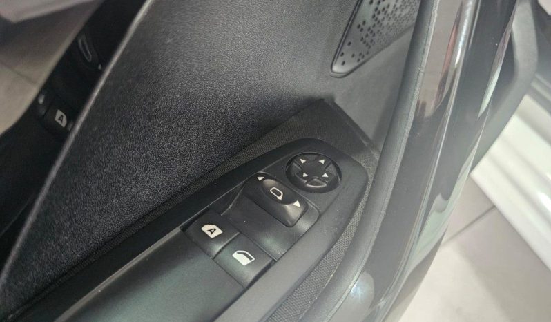 PEUGEOT 208 pieno
