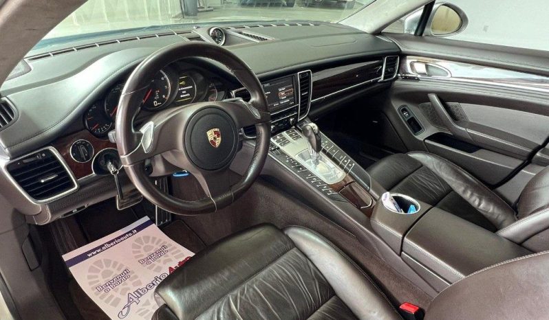 Porsche Panamera pieno