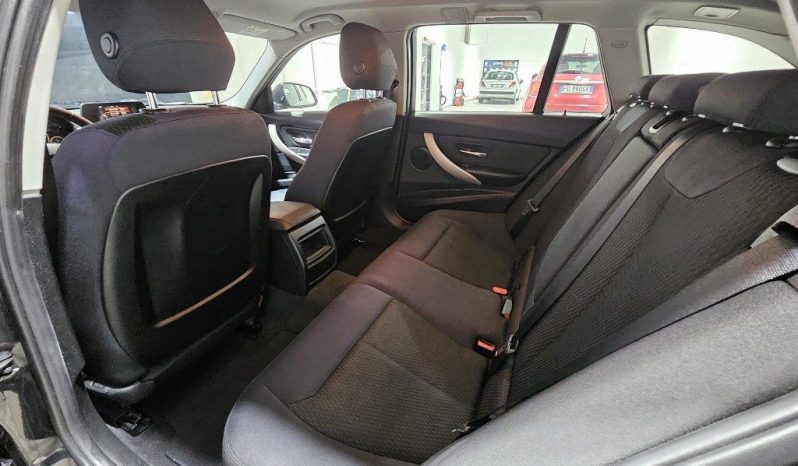 BMW 320 pieno